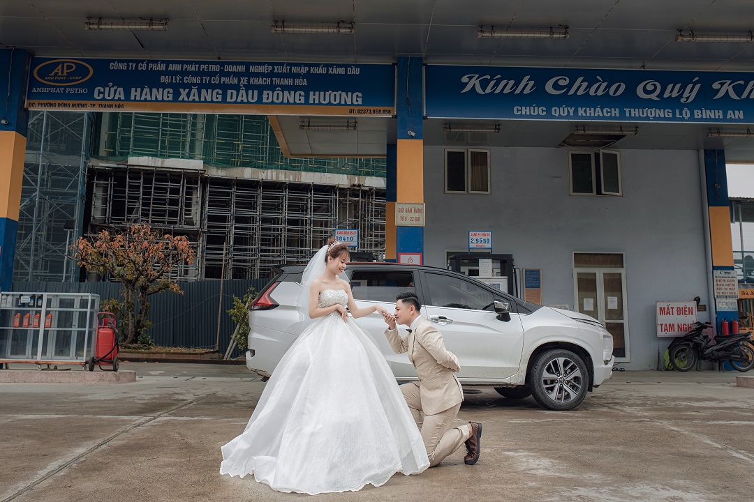 Đến với cây xăng để chụp ảnh cưới, tại sao không? Với khung cảnh độc đáo, lãng mạn và thân thiện, cây xăng đã trở thành một địa điểm chụp ảnh cưới lý tưởng cho các cặp đôi. Hãy đến với Nhiếp ảnh Việt Nam và chúng tôi sẽ giúp bạn lưu giữ những khoảnh khắc đẹp nhất tại cây xăng.