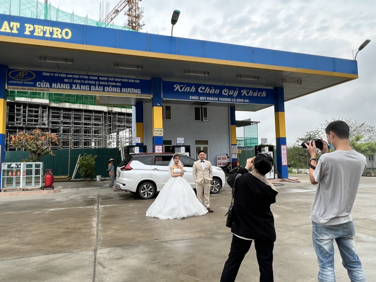 Bộ ảnh cưới chụp tại cây xăng gây bão mạng xã hội
