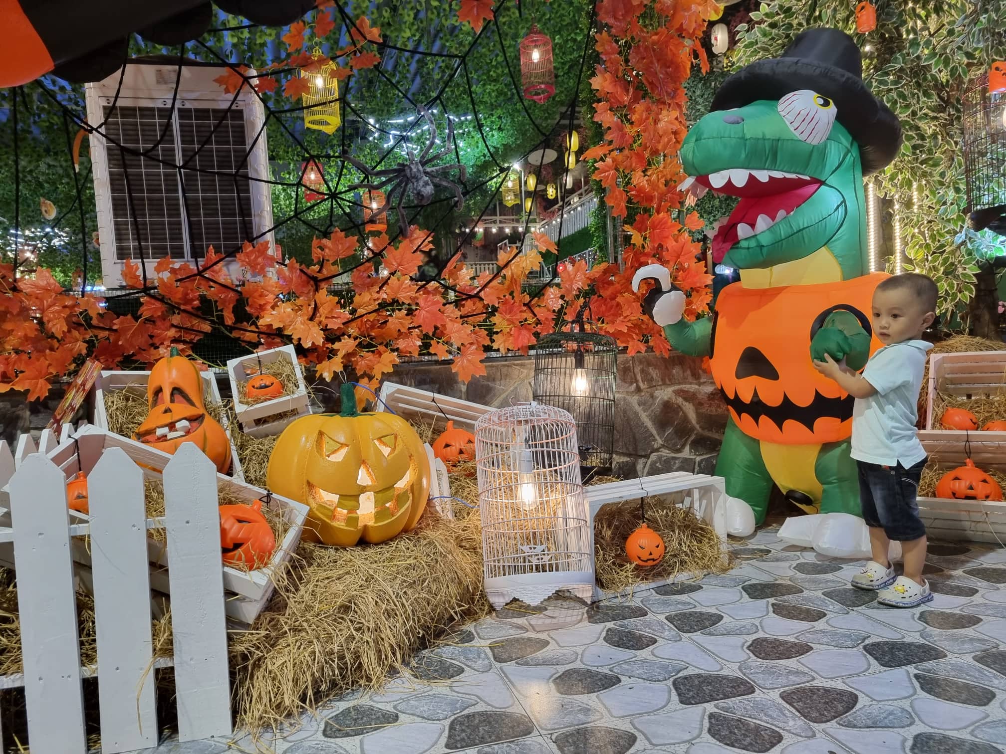 Phố Hàng Mã tràn ngập đồ chơi kinh dị trước ngày lễ Halloween