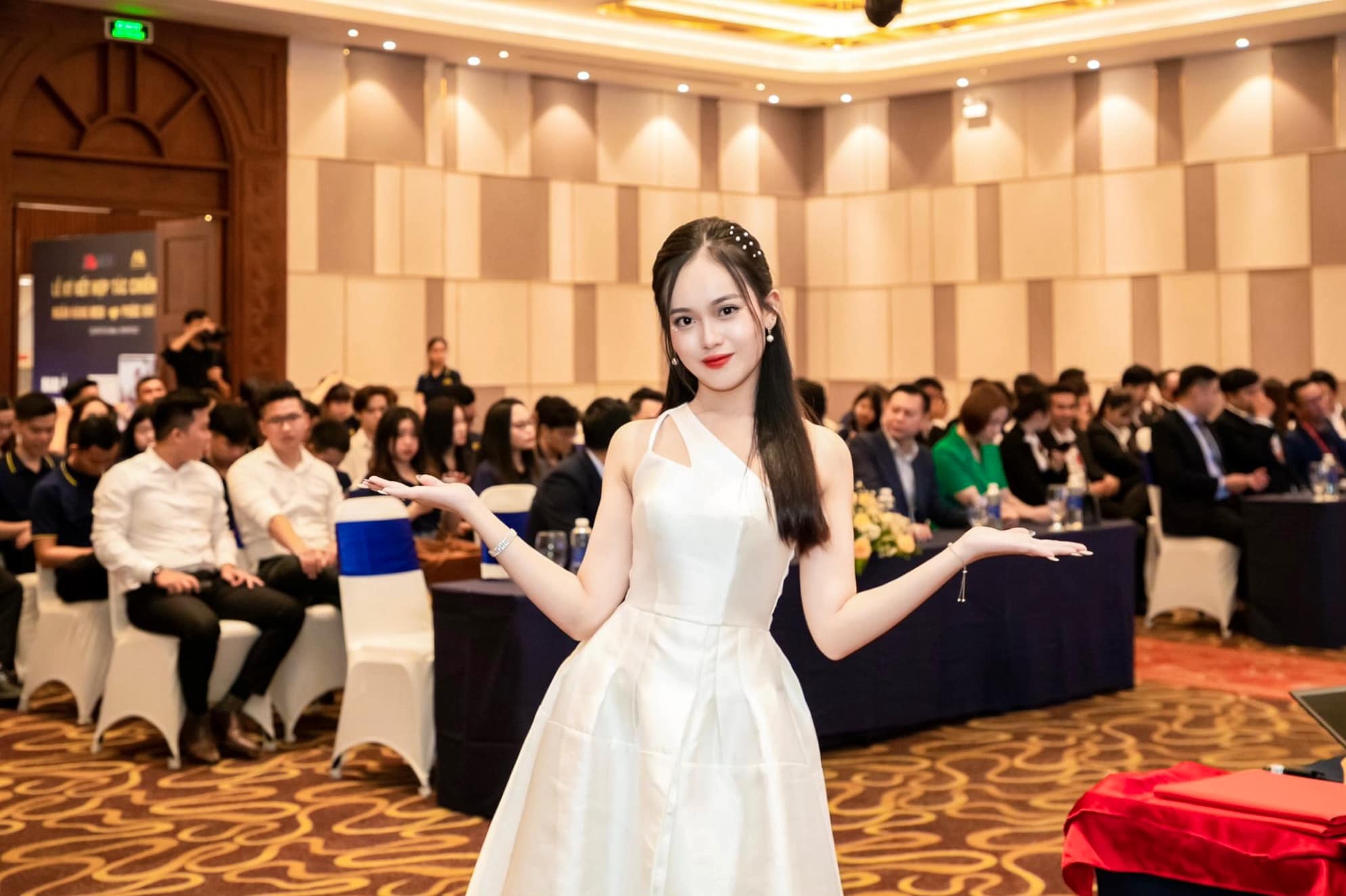 Nữ MC xinh đẹp từng bị đánh giá giọng không đúng chuẩn, đắt ‘show’ ở ...