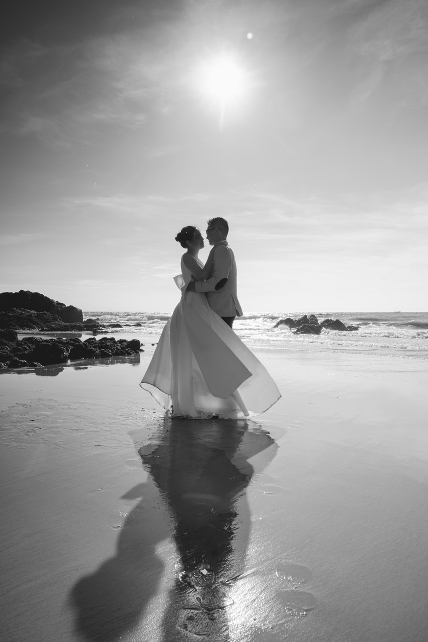 Hãy khám phá những bức ảnh cưới đen trắng đẹp như cổ điển, mang đến không gian lãng mạn và đầy lịch sự cho ngày trọng đại của bạn.
