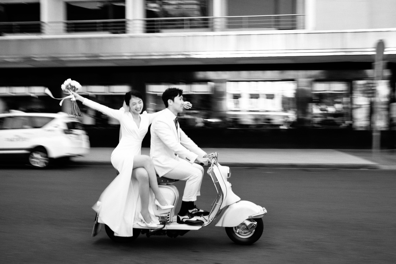 Ảnh cưới trắng đen là lựa chọn hoàn hảo cho những cặp đôi yêu thích phong cách đơn giản và thanh lịch. Những bức ảnh trắng đen mang đến một cái nhìn mới mẻ, đồng thời gần như \