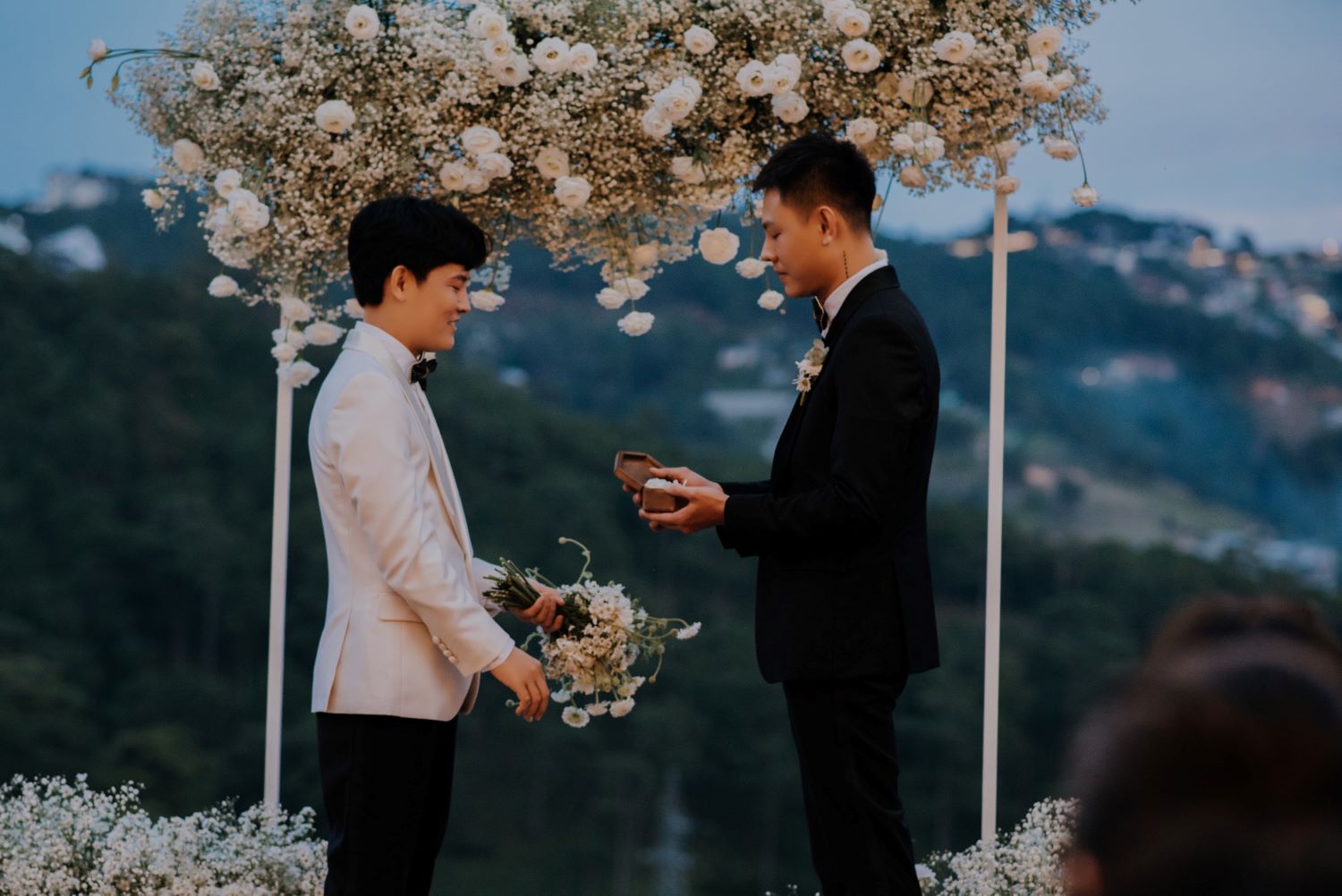 Đám cưới LGBT gây sốt vì lời chúc phúc đến từ 'thiên đường'