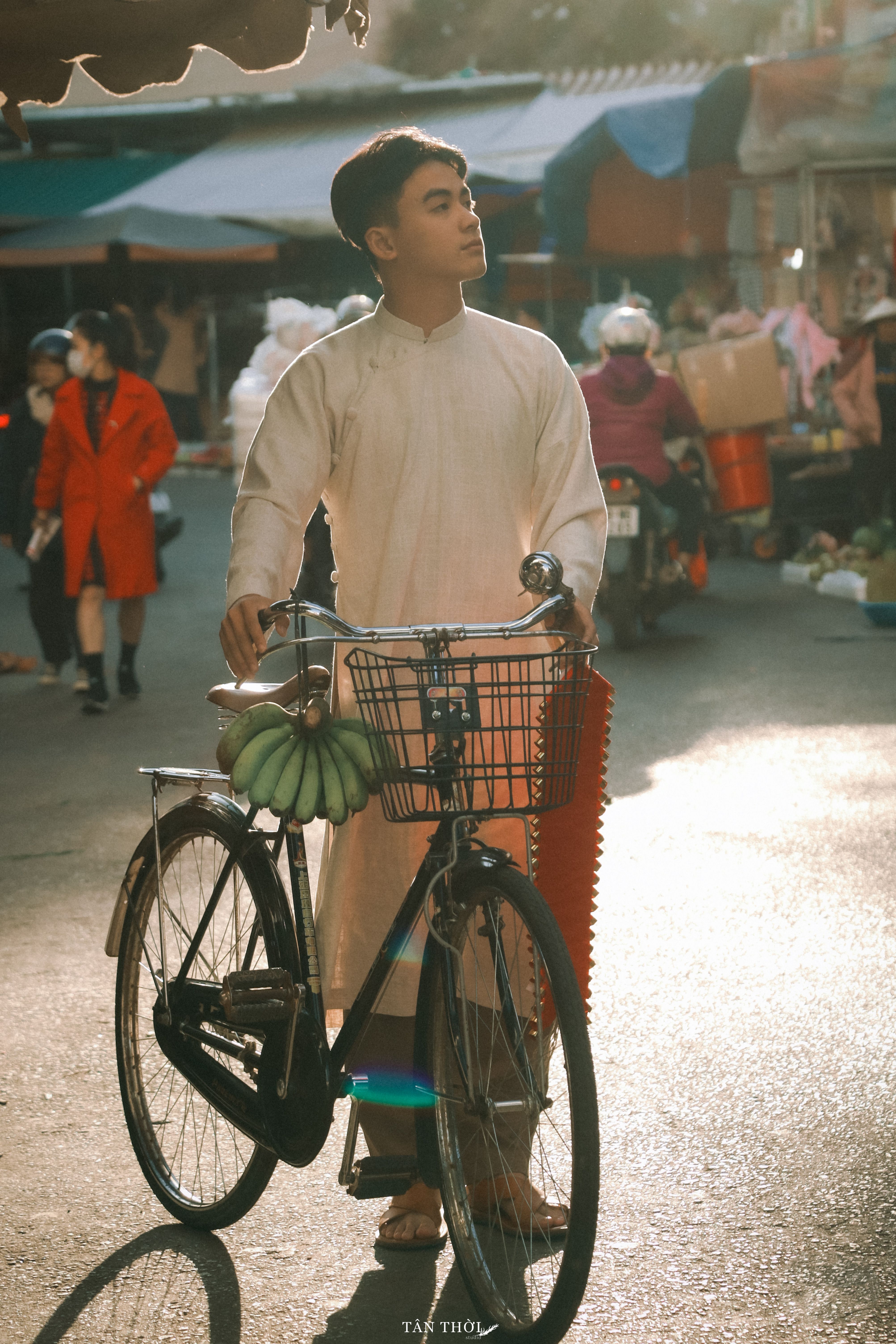 Ảnh tết thập niên 90 với xe đạp cổ: Hãy cùng nhìn lại kỷ niệm Tết cổ truyền thập niên 90 qua những bức ảnh với xe đạp cổ đặc trưng. Những hình ảnh này không chỉ là kỷ niệm đẹp mà còn phản ánh những giá trị văn hóa truyền thống của dân tộc Việt trong dịp Tết.