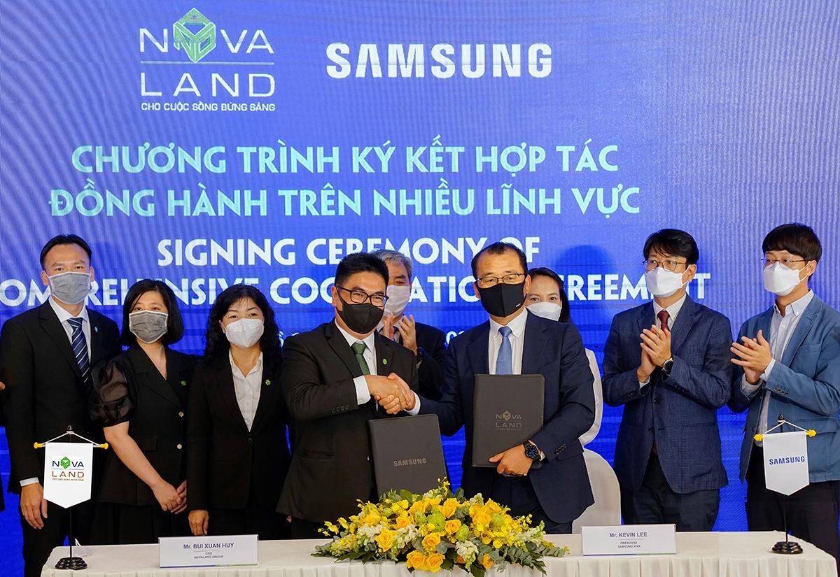 Novaland và Samsung là hai thương hiệu lớn, nổi tiếng trong lĩnh vực công nghiệp Bất động sản và Công nghệ. Họ đã hợp tác lâu dài và mang lại những lợi ích lớn cho khách hàng. Hãy xem qua hình ảnh đại diện cho sự hợp tác này, để thấy rằng Novaland và Samsung đang cùng nhau xây dựng một tương lai tươi đẹp và tiên tiến hơn.