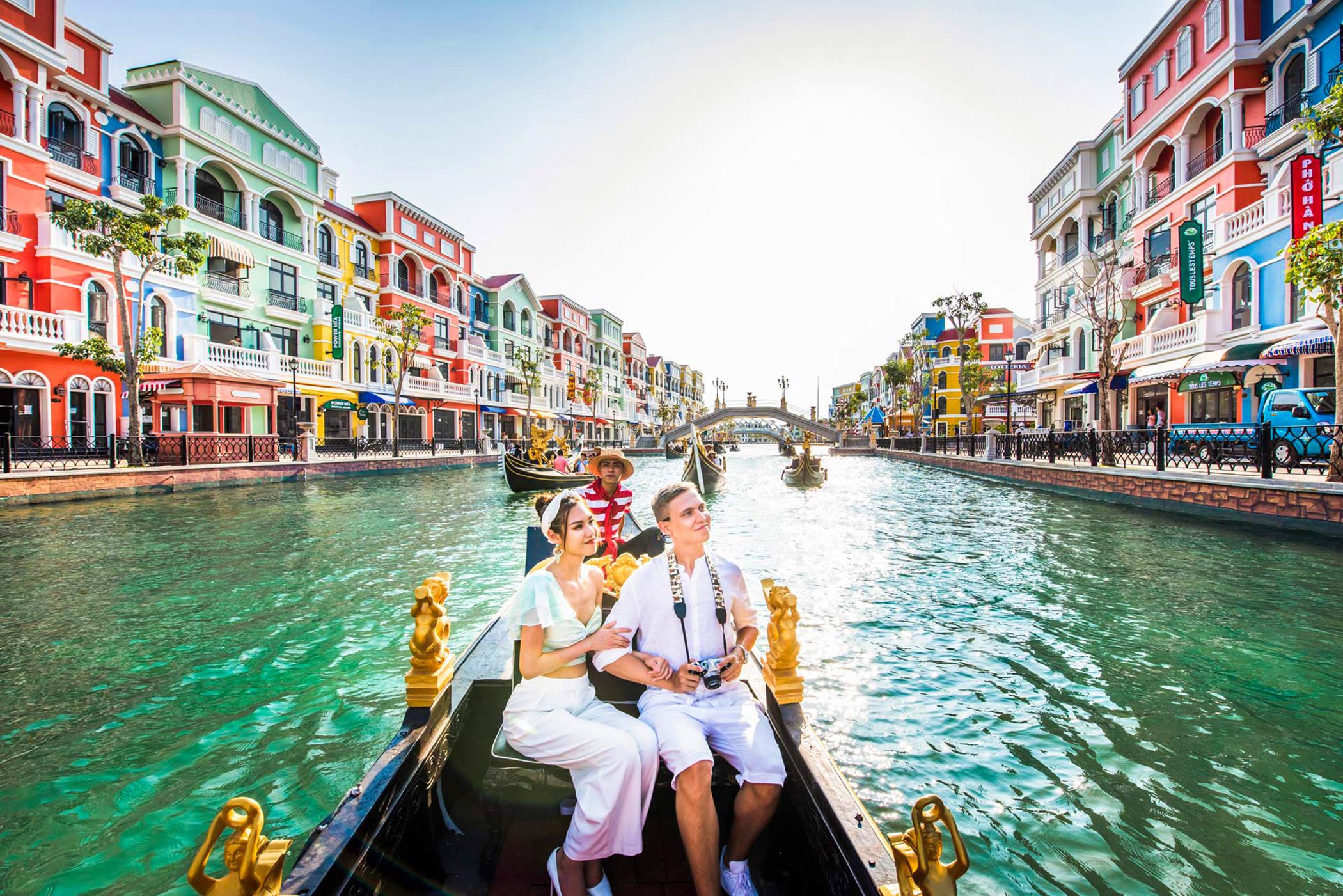 Thành phố du lịch: Hãy cùng đến với những thành phố du lịch tuyệt đẹp ở Việt Nam. Tại đây, bạn sẽ được trải nghiệm không chỉ các kỳ quan kiến trúc đẹp mắt, mà còn những trải nghiệm văn hóa đặc sắc, ẩm thực tuyệt vời và những địa điểm giải trí sôi động. Đây sẽ là một chuyến đi thú vị và bổ ích cho bạn và gia đình.