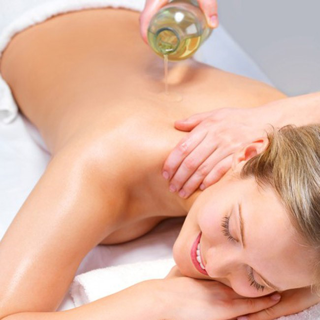 Massage cùng tinh dầu giúp da thêm mịn màng sáng bóng
