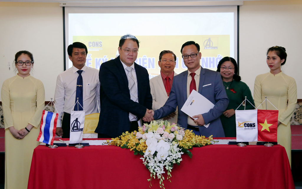 Đại diện Công ty CP Địa ốc Bcons và A Asset - công ty con của Tập đoàn PPSN (Thái Lan) ký kết biên bản hợp tác