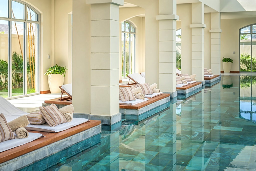 Bể bơi nước nóng bên trong Maia Spa tại FLC Samson Beach & Golf Resort