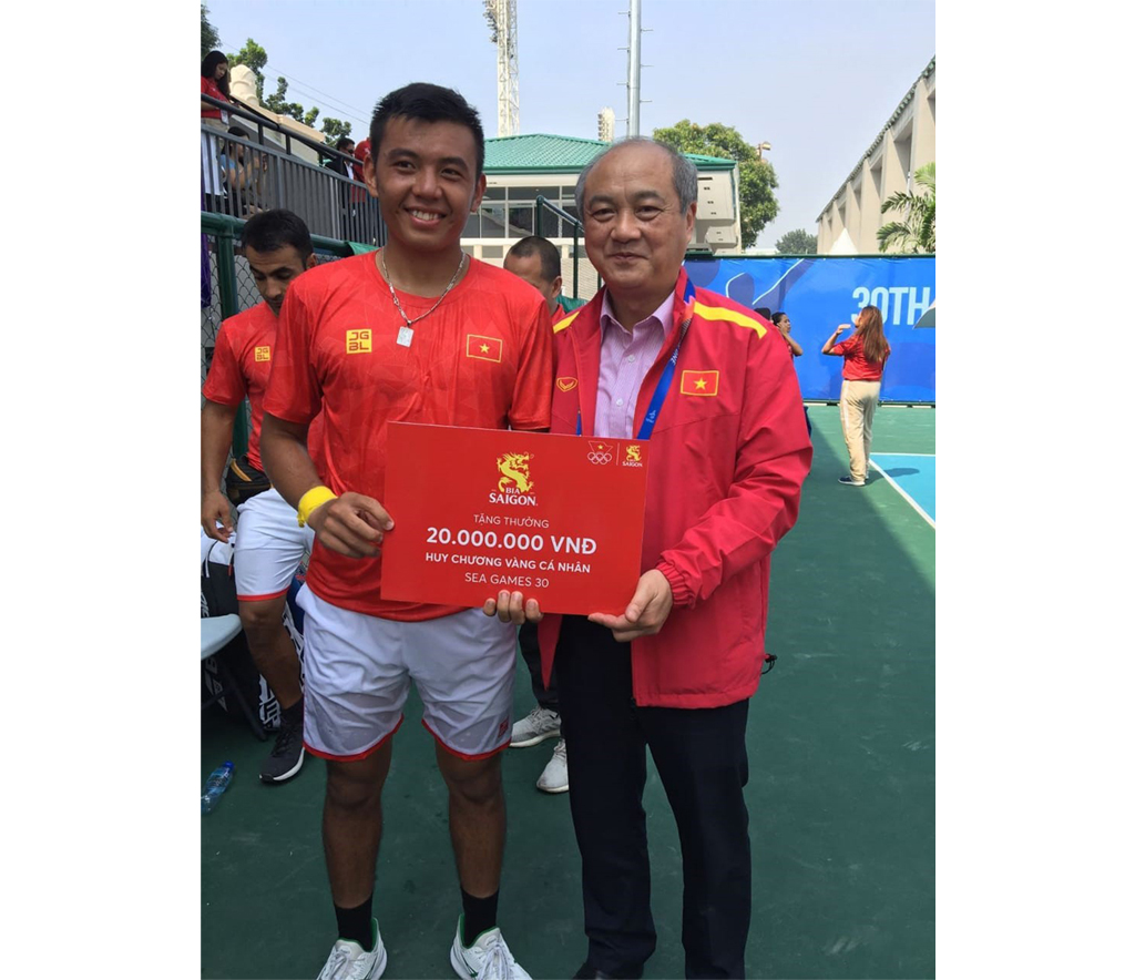 Đại diện Đoàn thế thao Việt Nam trao thưởng cho VĐV quần vợt Lý Hoàng Nam