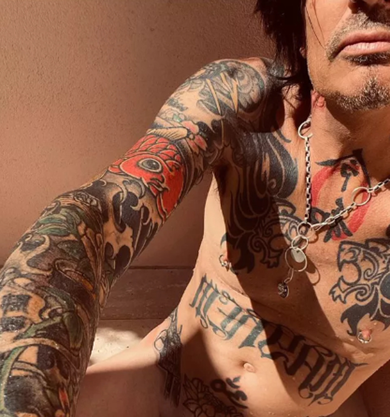 Tommy Lee của nhóm Mötley Crüe đăng ảnh tự sướng, khoe chỗ kín trên mạng xã  hội