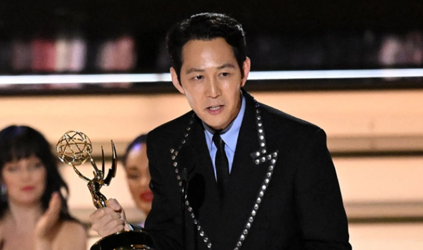 Lee Jung Jae làm nên lịch sử khi đoạt giải Emmy với 'Squid Game'