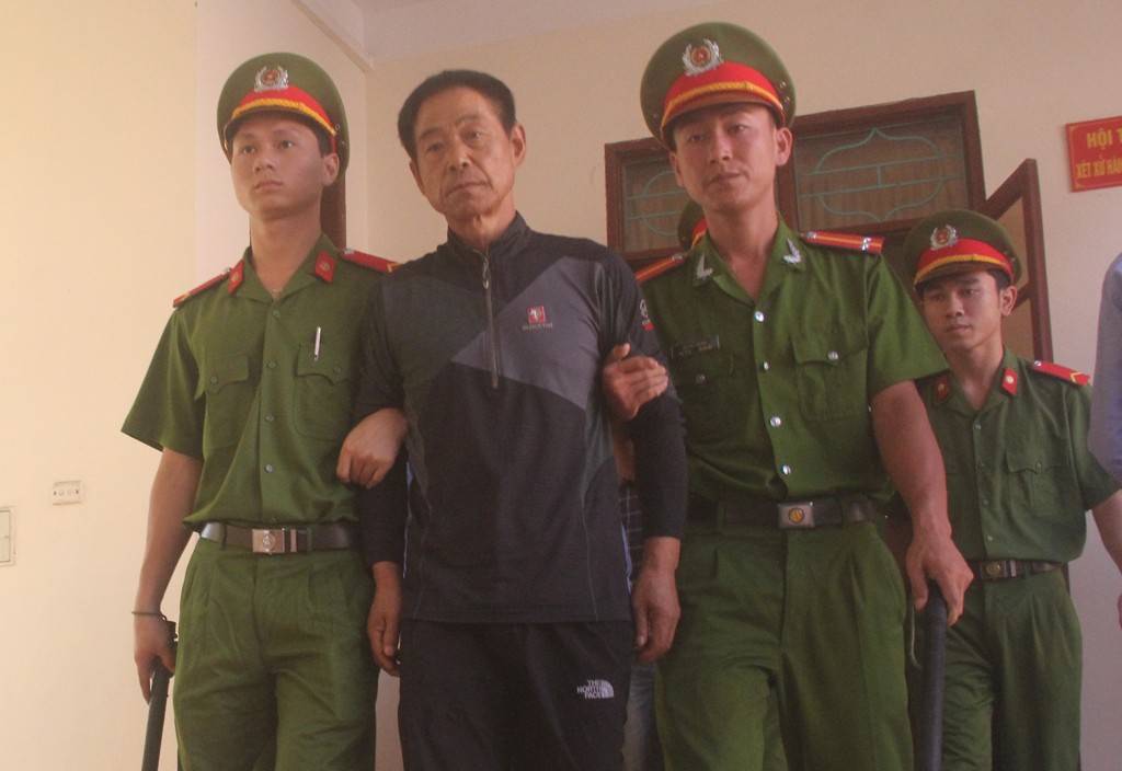 Công an dẫn giải bị cáo Lee Jae Myeong ra trước vành móng ngựa - Ảnh: Nguyên Dũng