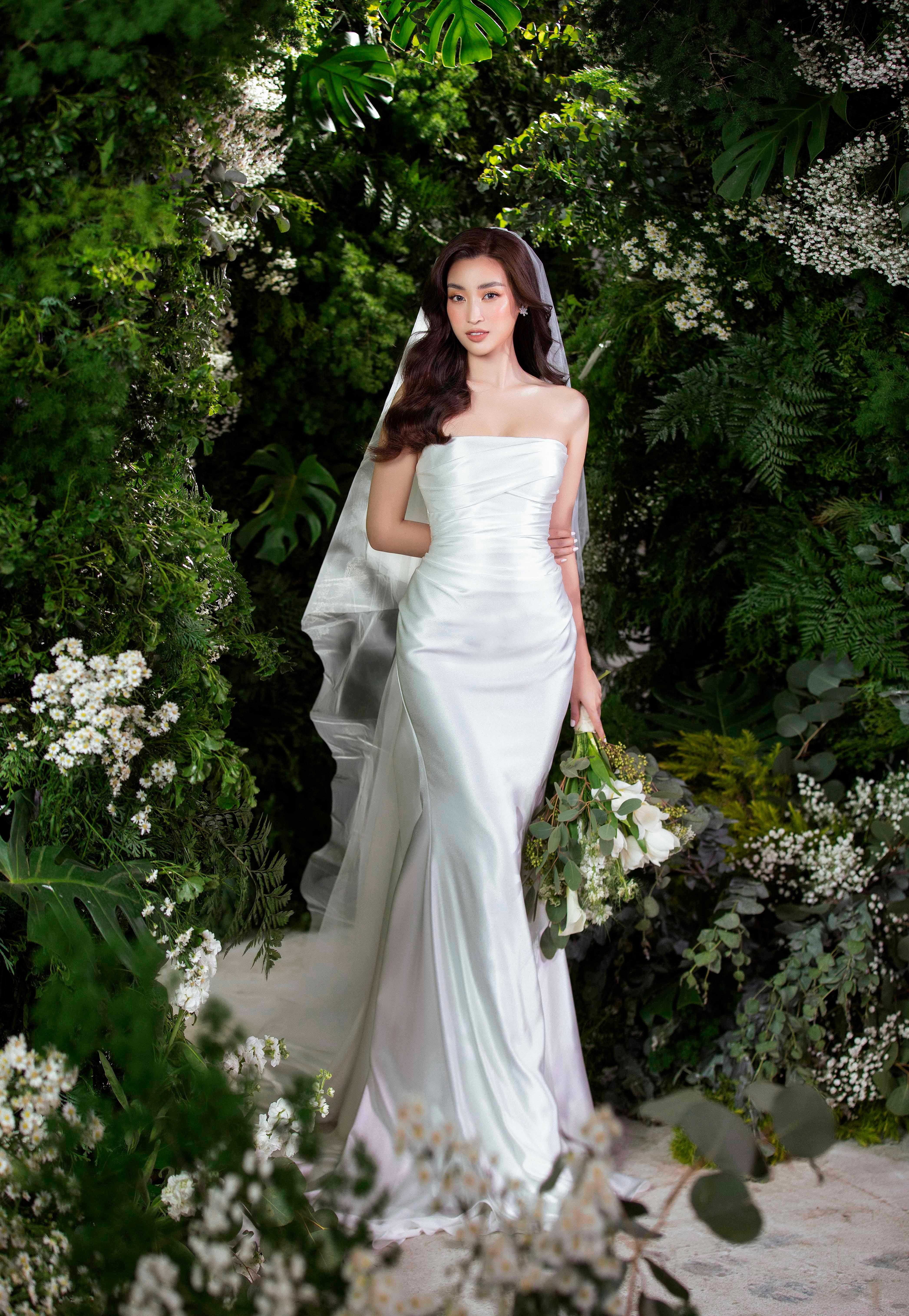 Hoa hậu Đỗ Mỹ Linh làm “cô dâu” mặc váy cưới trắng của Lê Thanh Hòa
