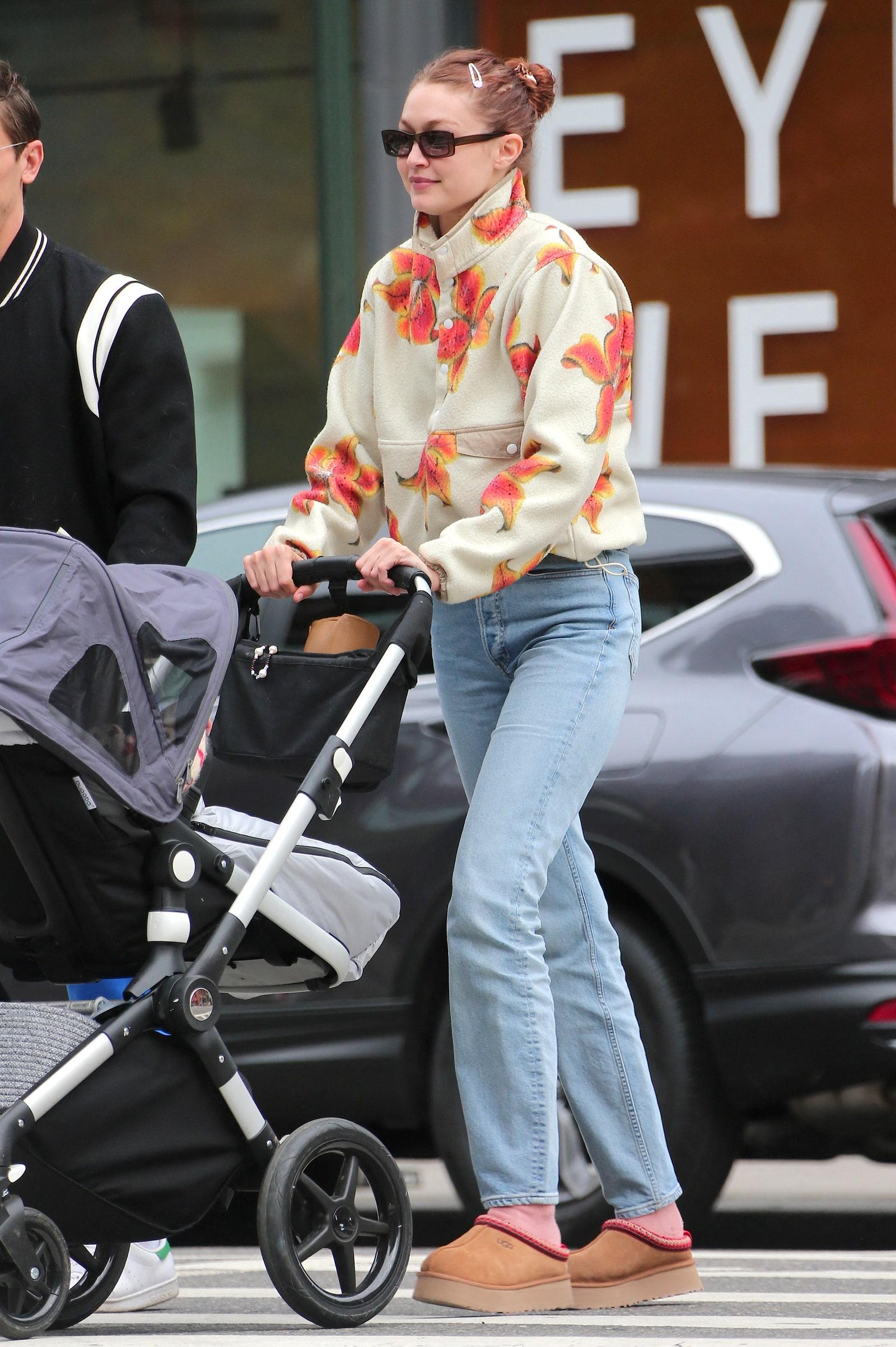 Bộ sưu tập” áo khoác của siêu mẫu Gigi Hadid mặc đi dạo cùng con gái