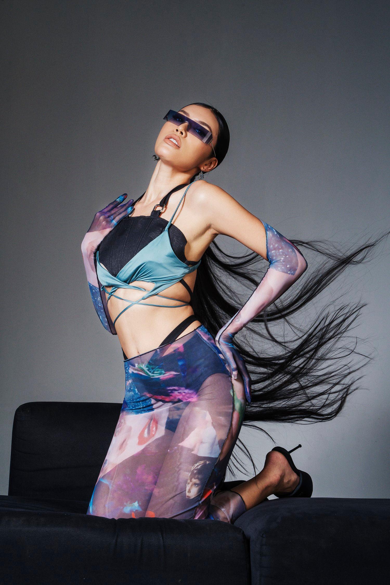 Siêu mẫu Minh Tú “cưa sừng làm nghé” với style thời trang Y2K