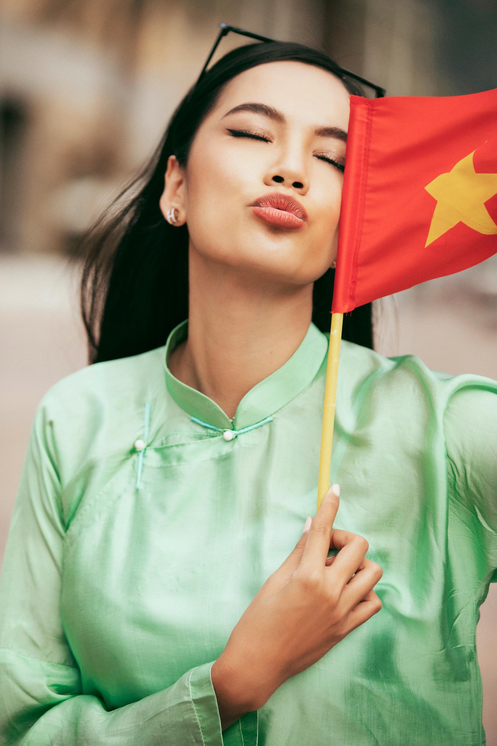 Áo dài lụa Hà Đông là một trong những trang phục truyền thống đẹp và tinh tế của Việt Nam. Với việc người mẫu Việt diện áo dài lụa Hà Đông đi tham quan ở Dubai, hình ảnh này chứng tỏ sự sang trọng và quý phái của áo dài Việt Nam và giới thiệu đến bạn bè quốc tế văn hóa và nét đẹp của Việt Nam.