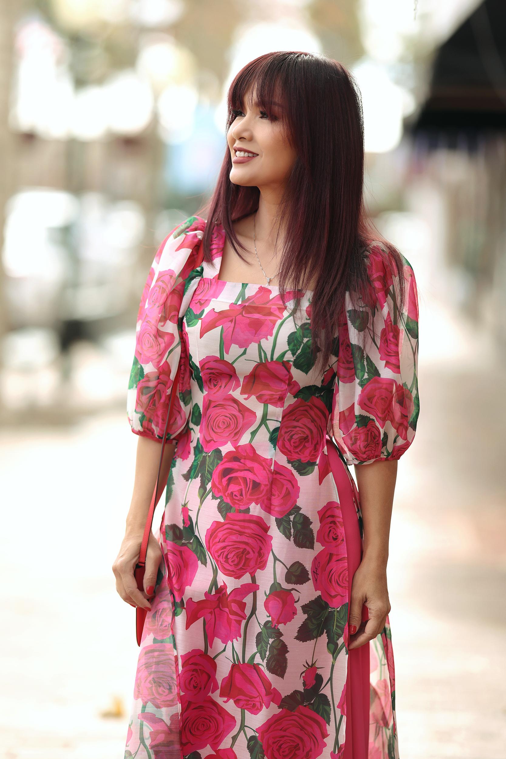 Áo dài hoa hồng là một trong những trang phục truyền thống của người Việt, tuy nhiên đây cũng là trang phục đầy phong cách và cá tính mà bạn không nên bỏ qua. Hãy để những bộ áo dài với hoa hồng thơm tho, tươi tắn đưa bạn đến với nét thanh lịch và quyến rũ của người phụ nữ Việt Nam.