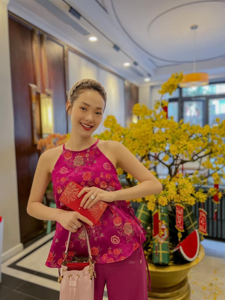 Set đầm yếm kẻ nâu và áo sơ mi tay phồng tiểu thư, kiểu váy midi thời  trang, phù hợp đi chơi, dạo phố, phom dưới 55kg | Shopee Việt Nam