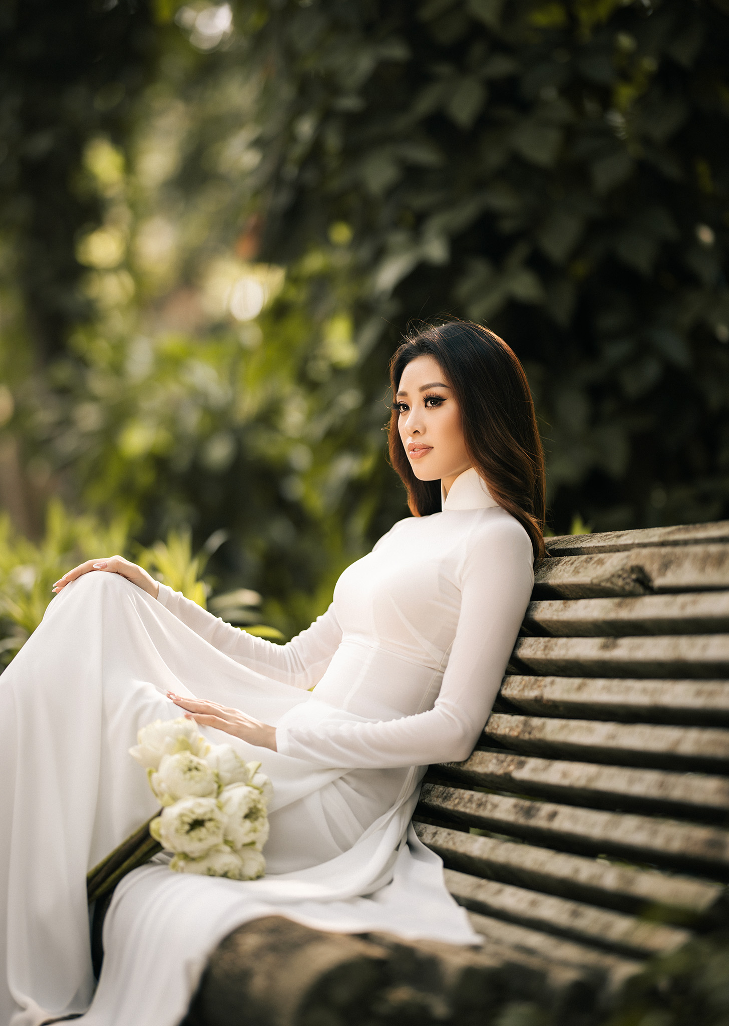 Nét đẹp trong veo của Hoa hậu Khánh Vân khi diện áo dài trắng