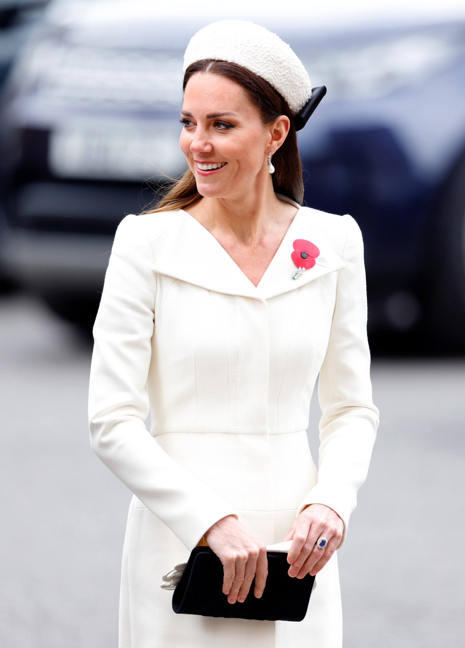 Công nương Kate Middleton diện kín cổng cao tường vẫn mắc lỗi oái ăm