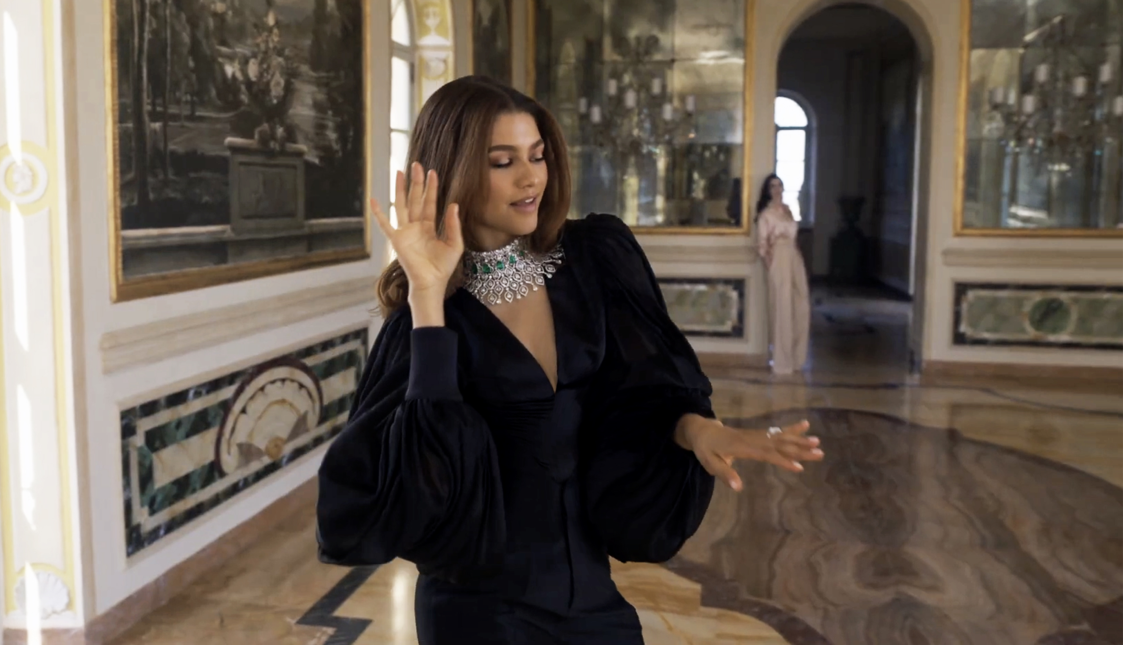 Zendaya diện trang phục Công Trí, cùng Anne Hathaway xuất hiện trong chiến  dịch toàn cầu