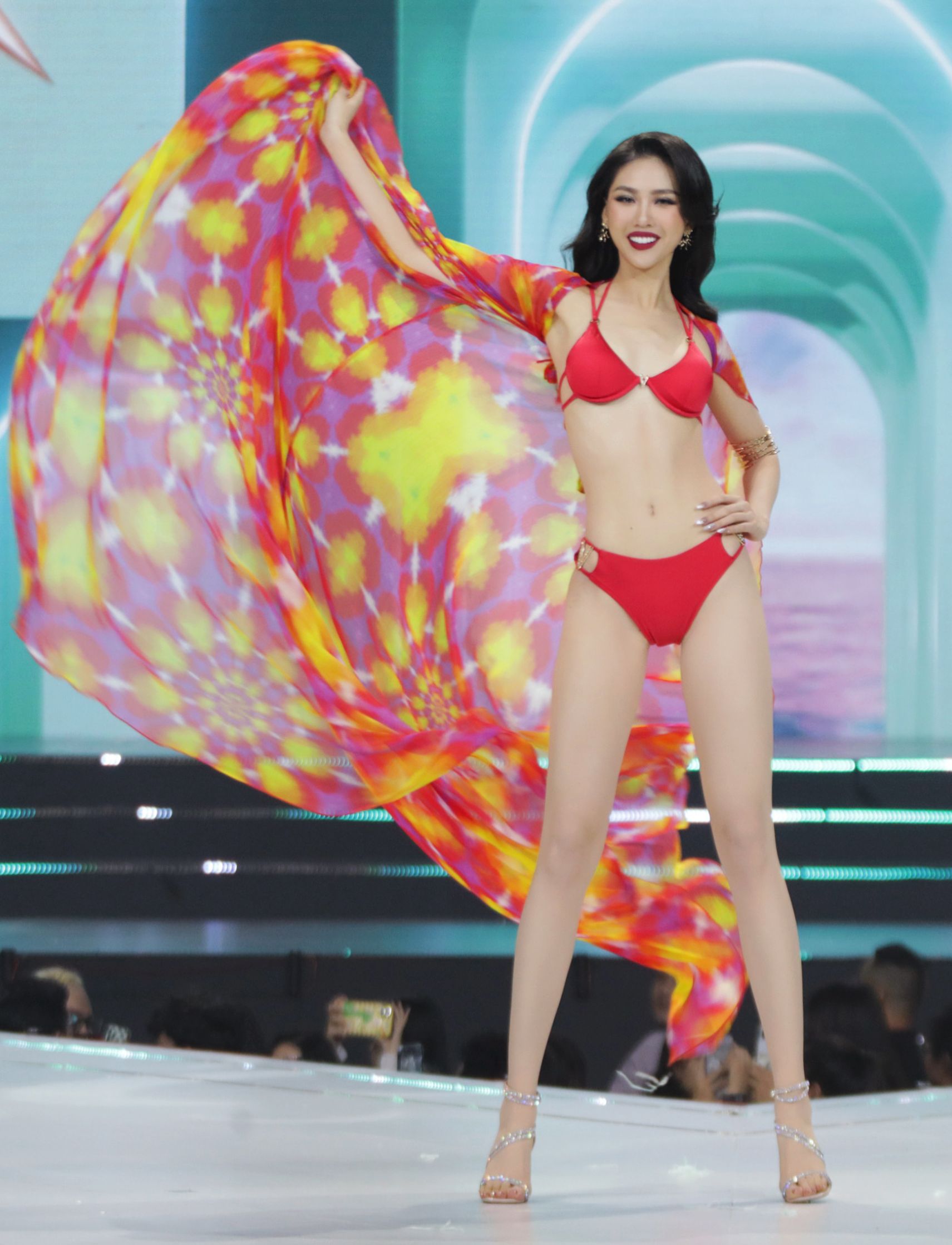 Top 16 Hoa Hậu Hoàn Vũ Việt Nam Phô Diễn Vẻ Gợi Cảm Với Bikini