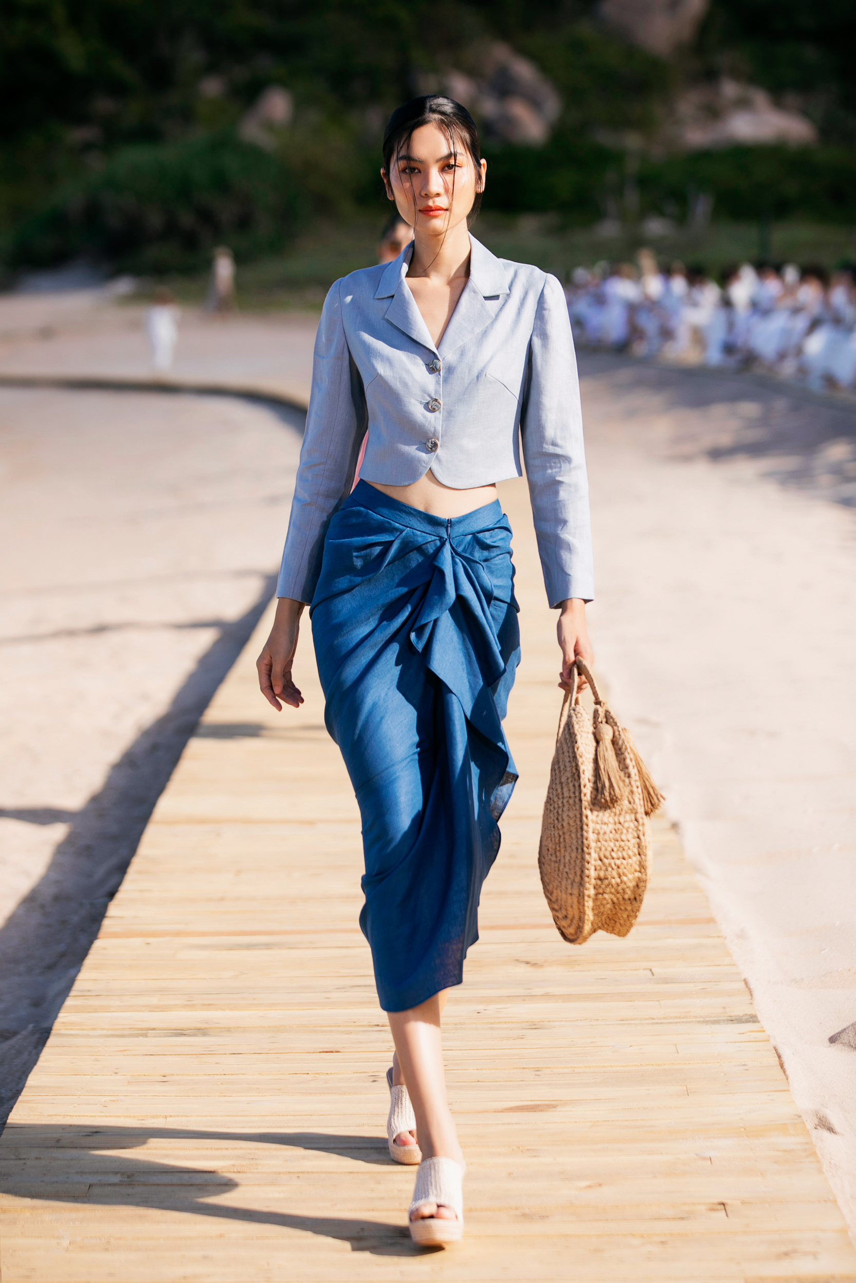 Ý nghĩa màu xanh dương màu vô cực của thời trang  Harpers Bazaar