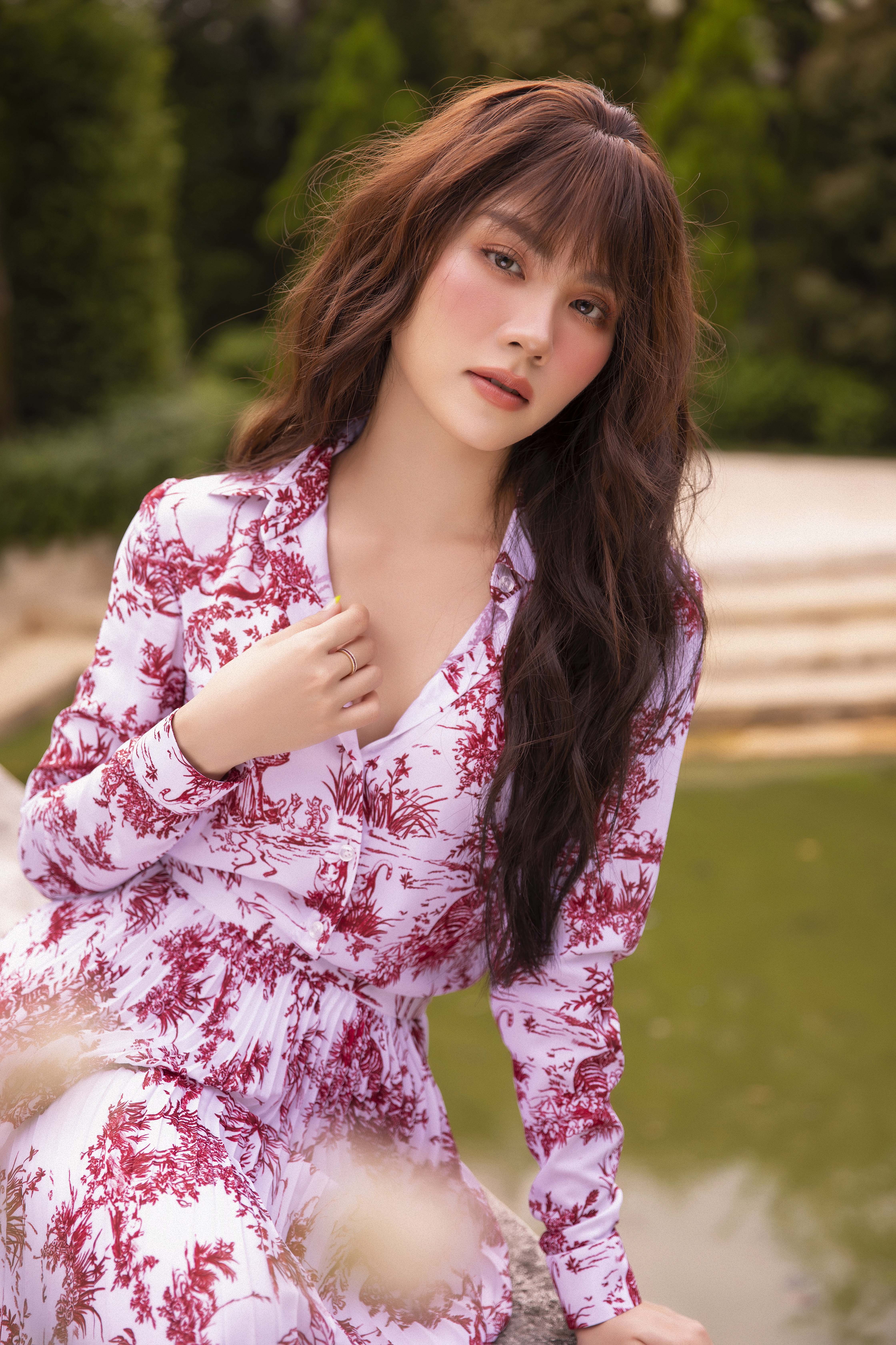 Hoa hậu Mai Phương hóa nàng Xuân với váy áo gam màu sáng