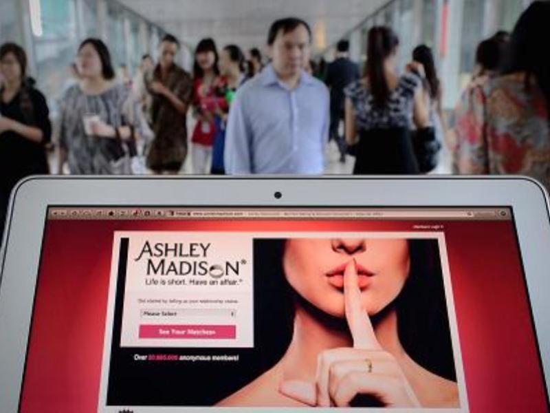 Trang mạng hẹn hò AshleyMadison gây tranh cãi ở nhiều nước trên thế giới khi tuyên bố giúp những người kết hôn tìm nhân tình - Ảnh: AFP