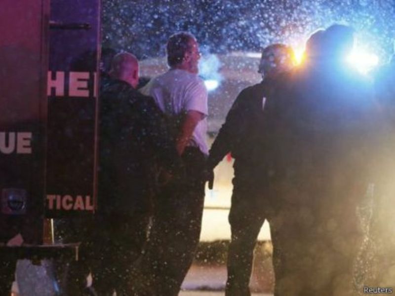 Cảnh sát bắt giữ nghi phạm xả súng (mặc áo trắng) tại thành phố Colorado Springs, Mỹ - Ảnh: Reuters
