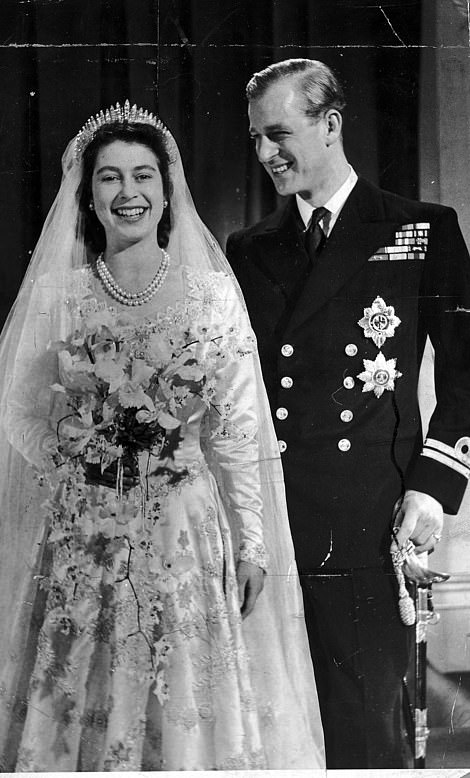 Hãy tìm hiểu về Hoàng thân Philip - người chồng đáng kính của Nữ hoàng Anh Elizabeth II qua bức ảnh đầy cảm hứng!