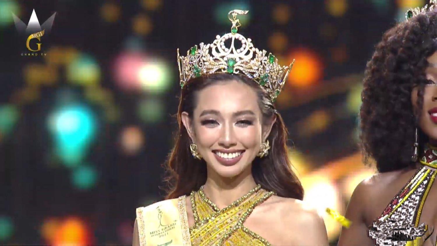 Người trẻ ăn mừng Việt Nam có Hoa hậu hòa bình quốc tế đầu tiên