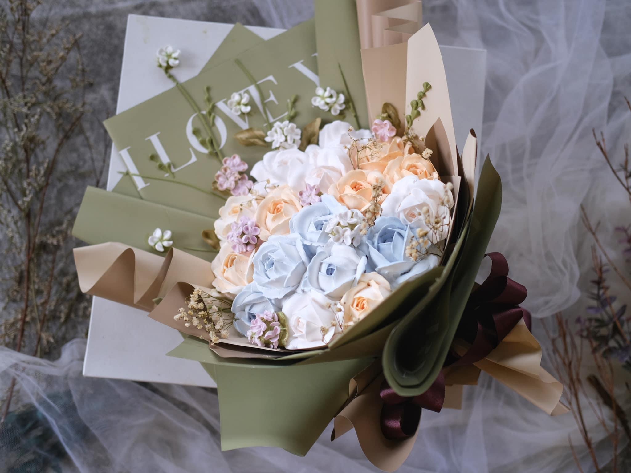 Bó hoa kem: Bạn là người yêu hoa? Hãy chiêm ngưỡng bó hoa kem tuyệt đẹp này! Sắc trắng của những đóa hoa phát triển rực rỡ, xen lẫn cùng sắc hồng tươi tắn mang lại cho bạn cảm giác vô cùng thư giãn và thanh thản.