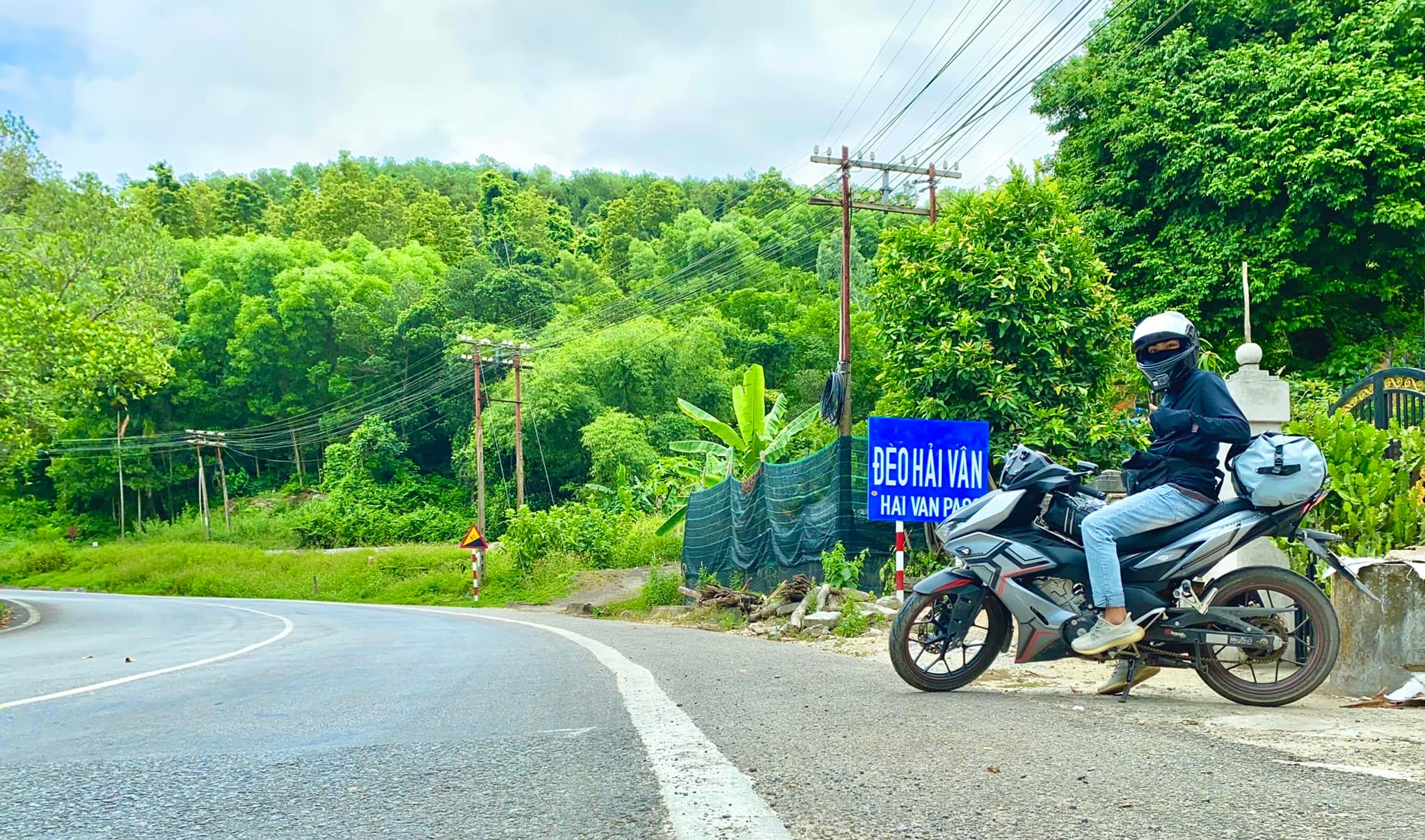 Rong ruổi xe máy Việt Nam: Điều gì khiến người ta yêu thích việc lái xe máy và rong ruổi trên những con đường Việt Nam? Đó chính là cảm giác tự do và sự trải nghiệm khác biệt. Với hình ảnh này, bạn sẽ được chiêm ngưỡng nét đặc trưng của người Việt và phong cách sống độc đáo.