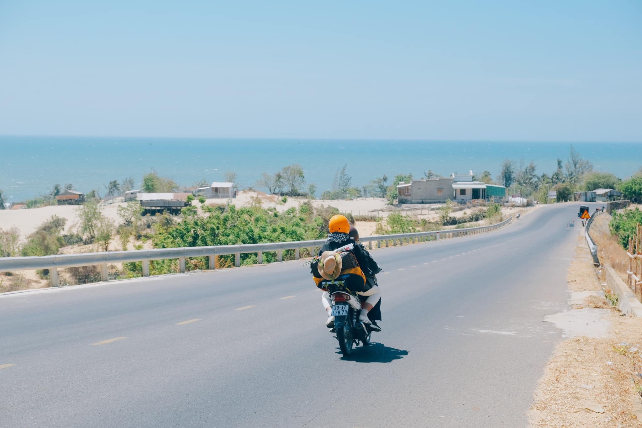 Hãy trải nghiệm cảm giác tự do đầy hứng khởi khi đi phượt xuyên Việt bằng xe máy. Điều gì tuyệt vời hơn khi được tự quyết định lộ trình hành trình, khám phá những vùng đất mới lạ cùng những người bạn thân thiết. Hãy thử ngay!