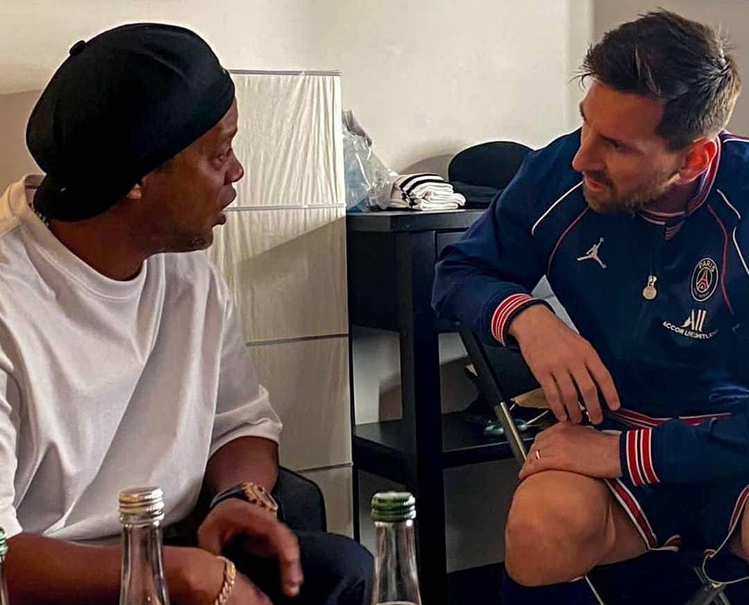 Messi và Ronaldinho hội ngộ: Hai huyền thoại của Barcelona - Lionel Messi và Ronaldinho đã có một buổi hội ngộ đầy hạnh phúc. Xem hình ảnh này để chiêm ngưỡng khoảnh khắc đầy ý nghĩa của sự kết nối giữa hai cầu thủ vĩ đại nhất trong lịch sử đội bóng xứ Catalan.
