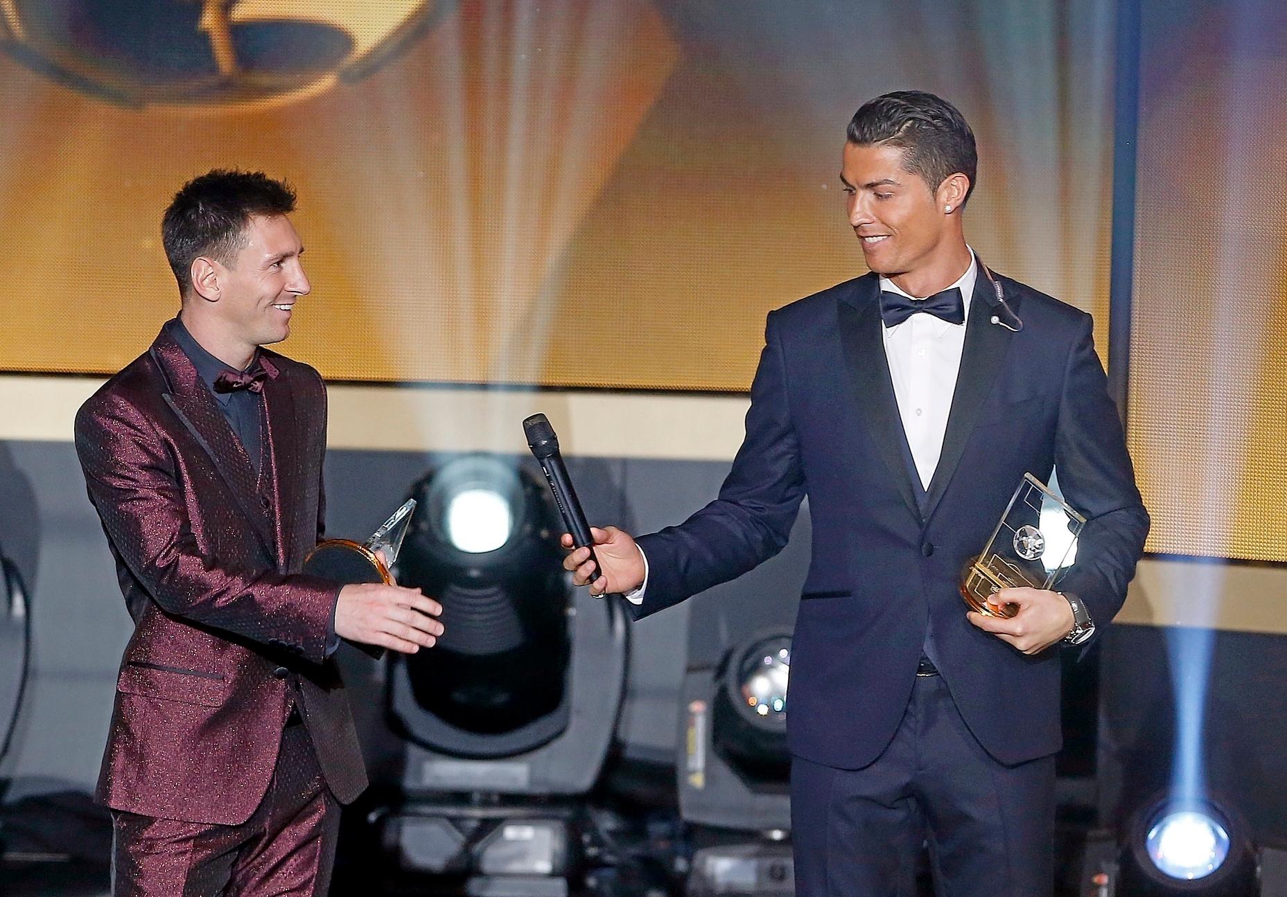 France Football đã trao giải Quả bóng vàng cho Cristiano Ronaldo - một trong những siêu sao bóng đá hàng đầu thế giới. Đừng bỏ qua cơ hội để chiêm ngưỡng hình ảnh của Ronaldo và chiếc cúp danh giá.