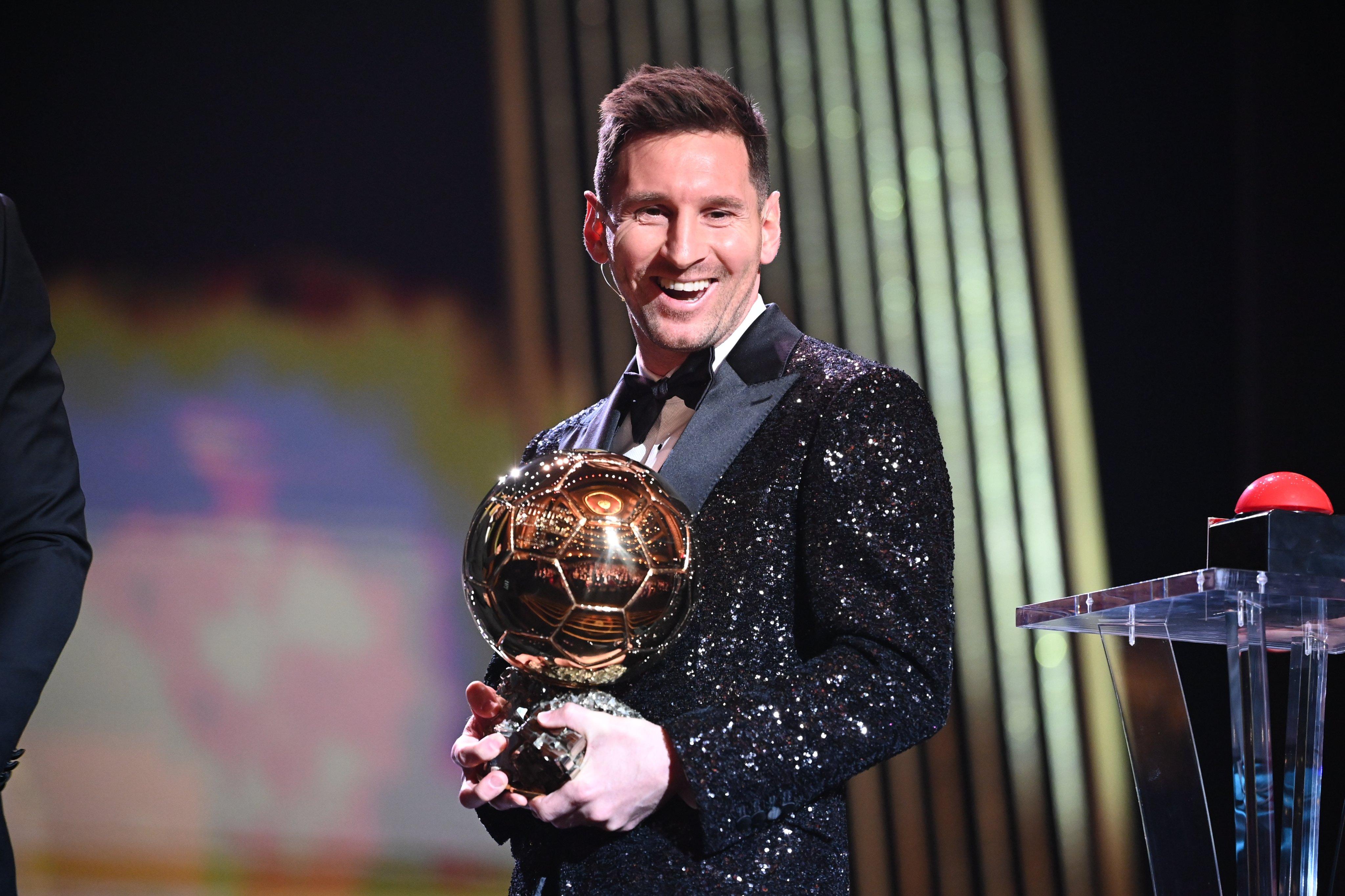Quả bóng vàng trường kỷ đã thuộc về Messi - người ghi bàn và giúp đội tuyển Argentina lên ngôi vô địch. Hãy cùng chiêm ngưỡng hình ảnh anh ấy nhận cúp và tỏa sáng trong ngày huy hoàng đó.