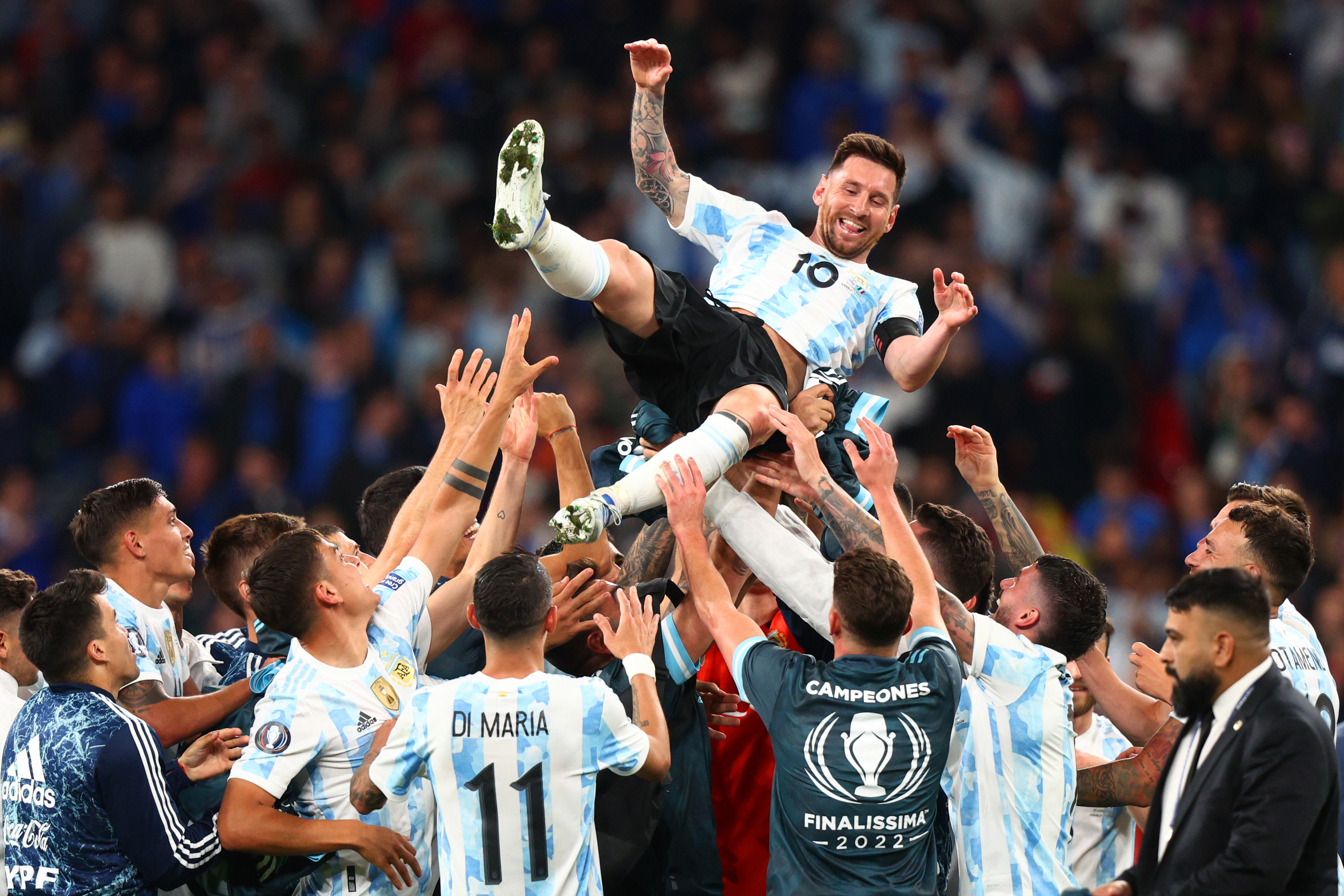 Messi/Argentina: Siêu sao Messi là biểu tượng của cả Argentina với hàng loạt thành tích vô tiền khoáng hậu. Bức ảnh này ghi lại cảm xúc của Messi khi khoác áo đội tuyển nước nhà. Hãy cùng đồng cảm với anh ta và tự hào về niềm tự hào của đất nước chúng ta.