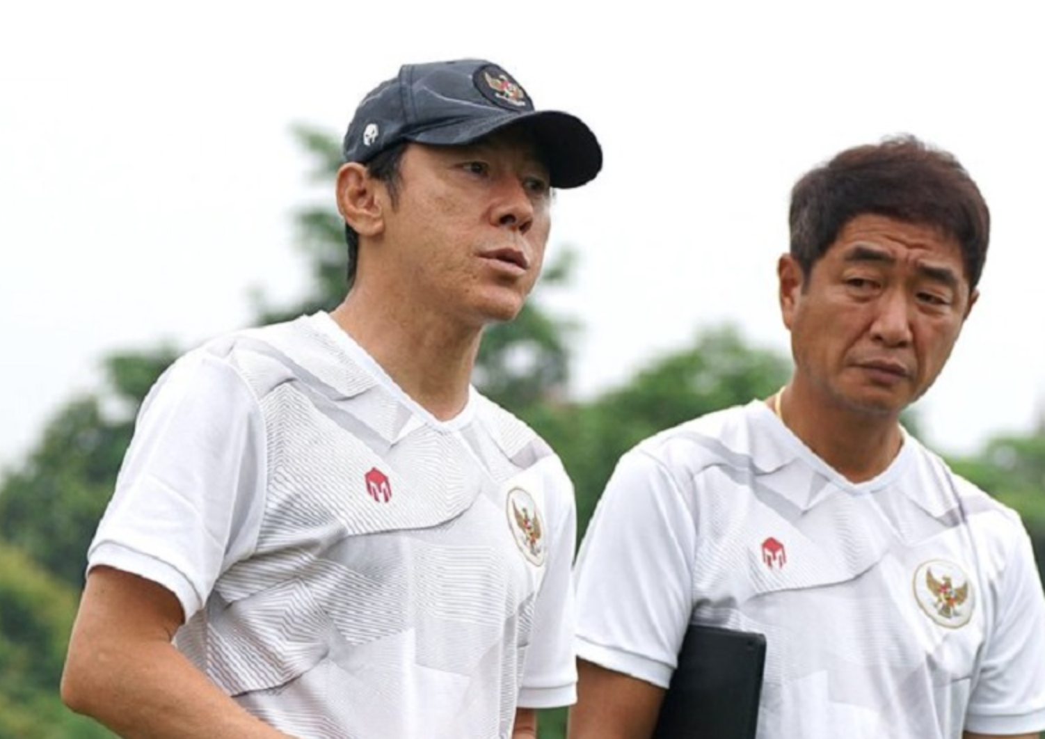 HLV Shin Tae-yong, người chỉ đạo cho đội tuyển U.19, đã loại 3 cầu thủ gốc ngoại khỏi đội hình. Quyết định này đã gây tiếng vang lớn trên truyền thông. Tuy nhiên, đội bóng vẫn đang tiếp tục trên con đường phát triển với tinh thần quyết tâm.