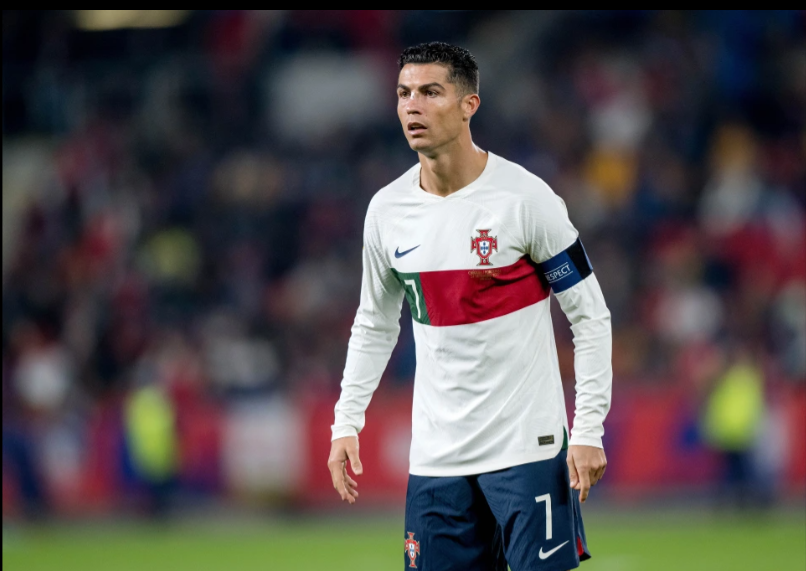 Cristiano Ronaldo là một trong những ngôi sao hàng đầu của Bồ Đào Nha, tuy nhiên, anh ấy cũng gặp khó khăn và phải đối mặt với những người hâm mộ không còn vô tâm. Nhưng đừng để những tin đồn sai lệch ảnh hưởng đến quan điểm của bạn. Hãy kích thích niềm đam mê bóng đá của bạn bằng cách ủng hộ các cầu thủ yêu thích của mình.