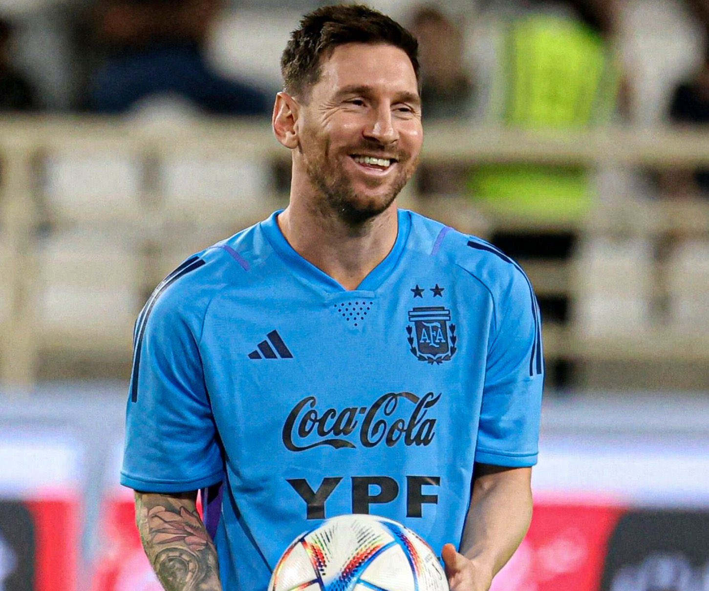 Fan của Messi và tuyển Argentina đừng bỏ lỡ hình ảnh này! Xem ảnh để biết về mối quan hệ đặc biệt giữa Messi và đội tuyển quốc gia.