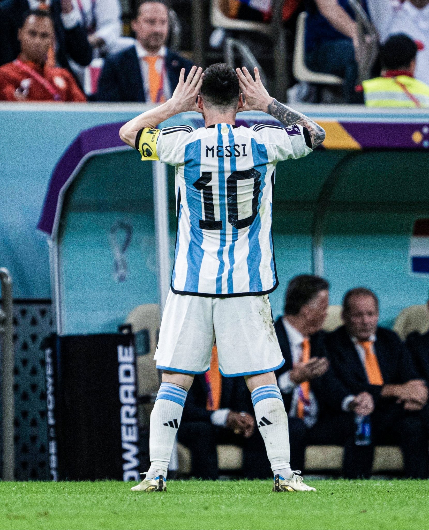 Messi giải thích cho HLV Van Gaal chi tiết về phong cách chơi bóng của mình trong trận đấu với đội tuyển Hà Lan. Mặc dù bị cắt đứt nhiều lần, nhưng Messi vẫn thể hiện được khả năng của mình và giúp Argentina giành chiến thắng.