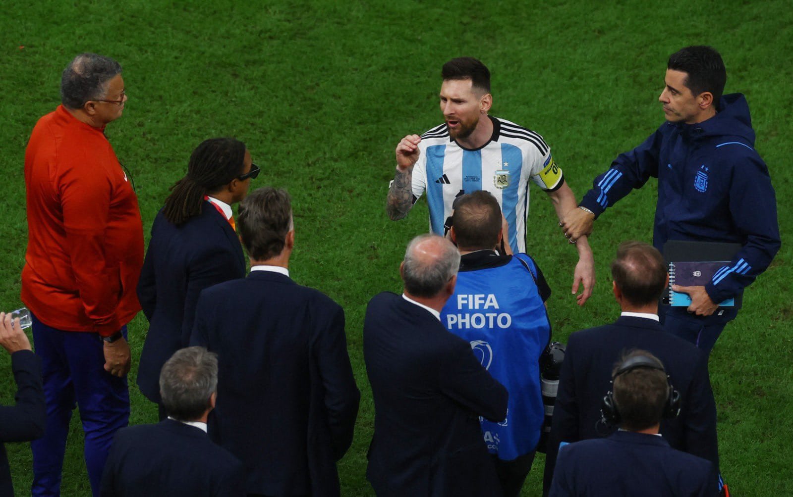 Xem hình ảnh Messi và HLV Van Gaal để thấy mối quan hệ tưởng chừng như không thể trên sân cỏ. Cả hai đã có những khoảnh khắc đáng nhớ và tình cảm vô cùng đáng trân trọng.