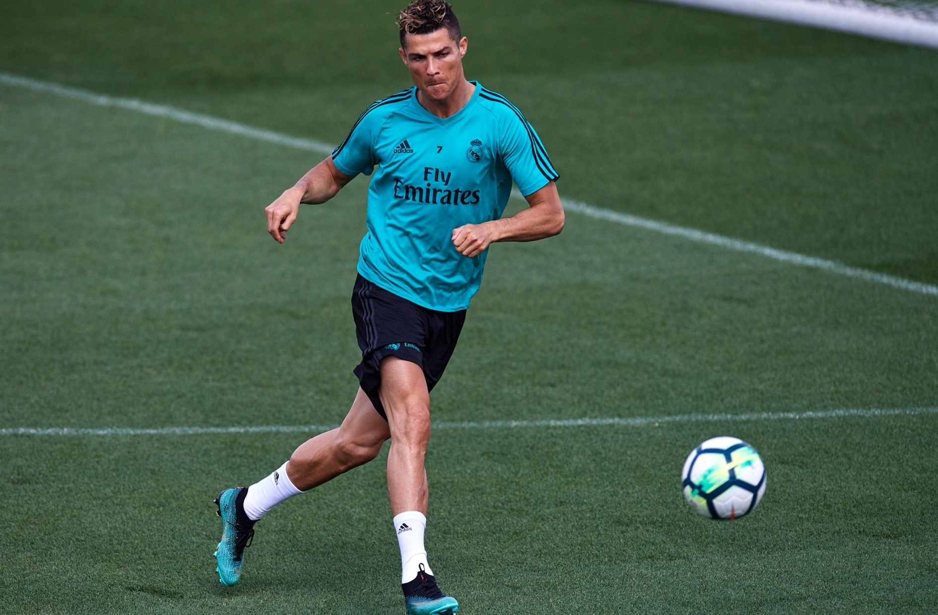 Giảm lương cho mục đích tốt đẹp: Cristiano Ronaldo đã làm điều này và bạn cũng có thể theo chân anh ta để ủng hộ công việc từ thiện và góp phần cùng gia đình nhỏ bé hơn trong thời điểm khó khăn này.