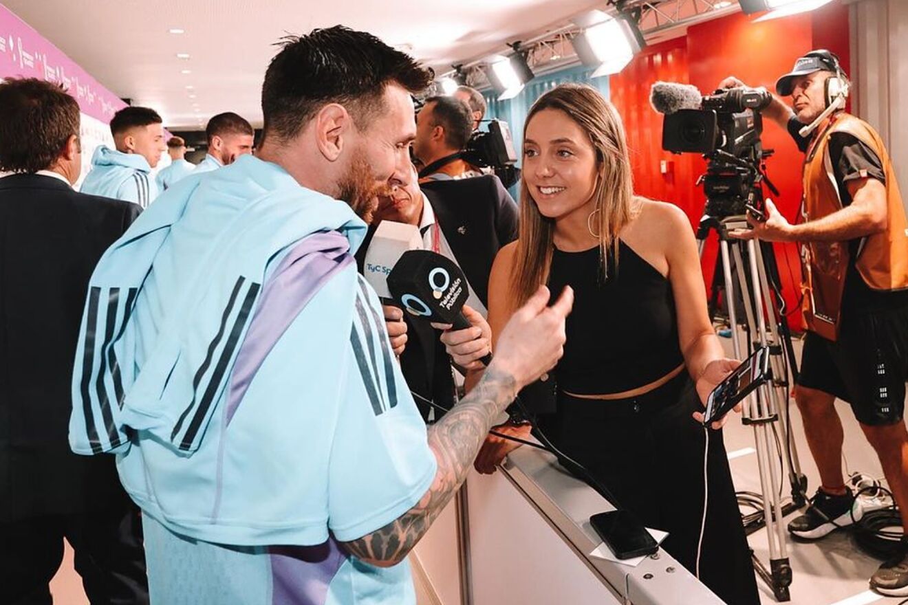 Nữ nhà báo may mắn được trò chuyện cùng siêu sao bóng đá Lionel Messi! Xem video để nghe những chia sẻ chân thật và cảm động của Messi về cuộc đời và sự nghiệp của mình.