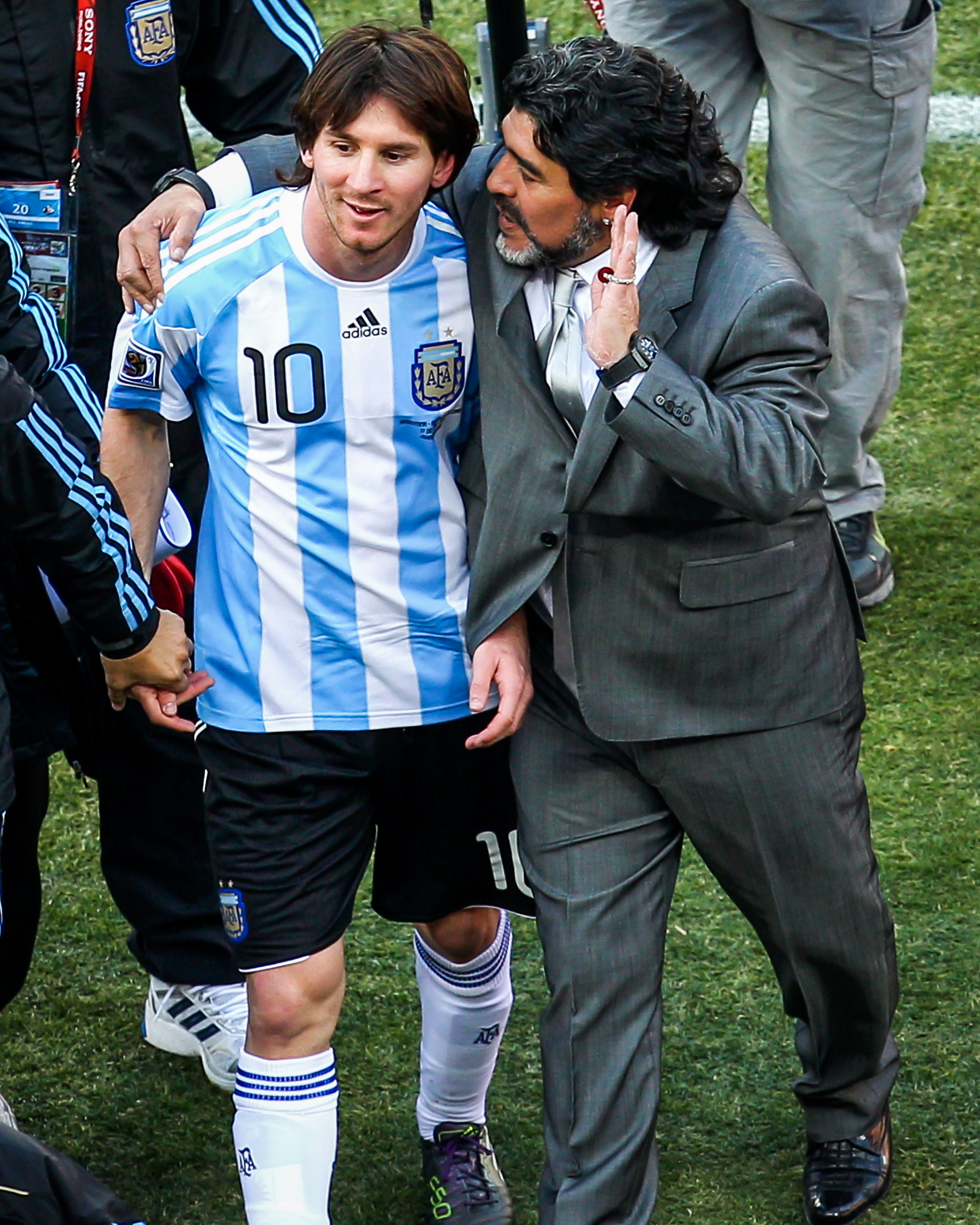 Maradona, Messi: Hãy cùng nhìn lại những khoảnh khắc đỉnh cao của Maradona và Messi trên sân cỏ. Hai huyền thoại bóng đá thế giới với những pha bóng ma thuật và những bàn thắng đầy bản năng. Xem họ làm thế nào khiến người hâm mộ mãn nhãn trên đường tới chiến thắng.