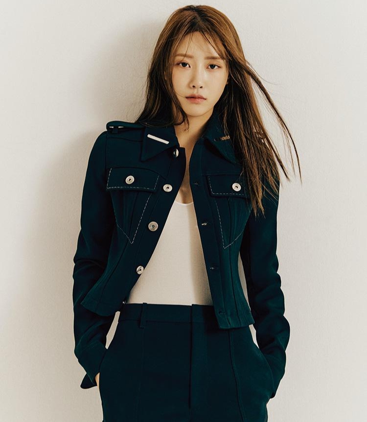 Ca sĩ Lee Mi Joo khoe gu thời trang đa phong cách sau khi rời Lovelyz
