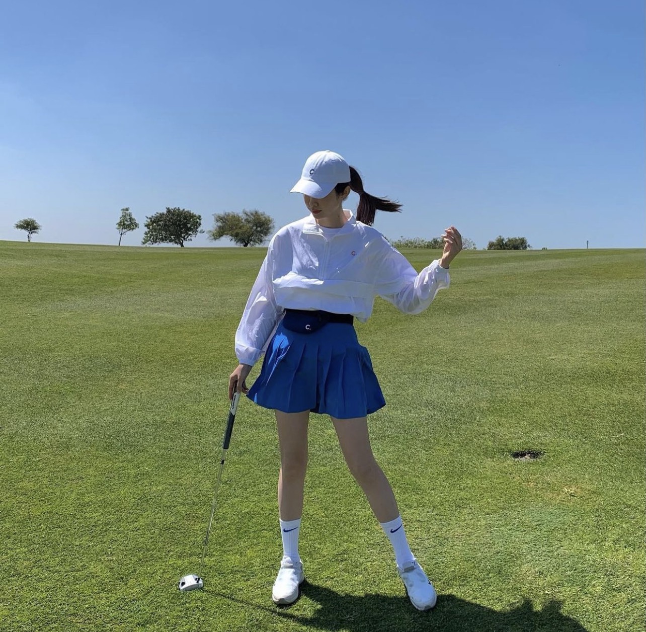 Trang phục chơi golf của Kỳ Duyên gây chú ý